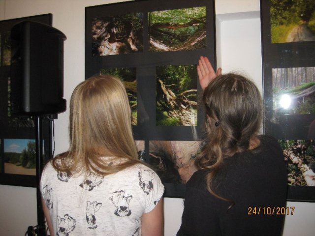 Wychowankowie Internatu  na wystawie fotografii ,, Wodny Dół”